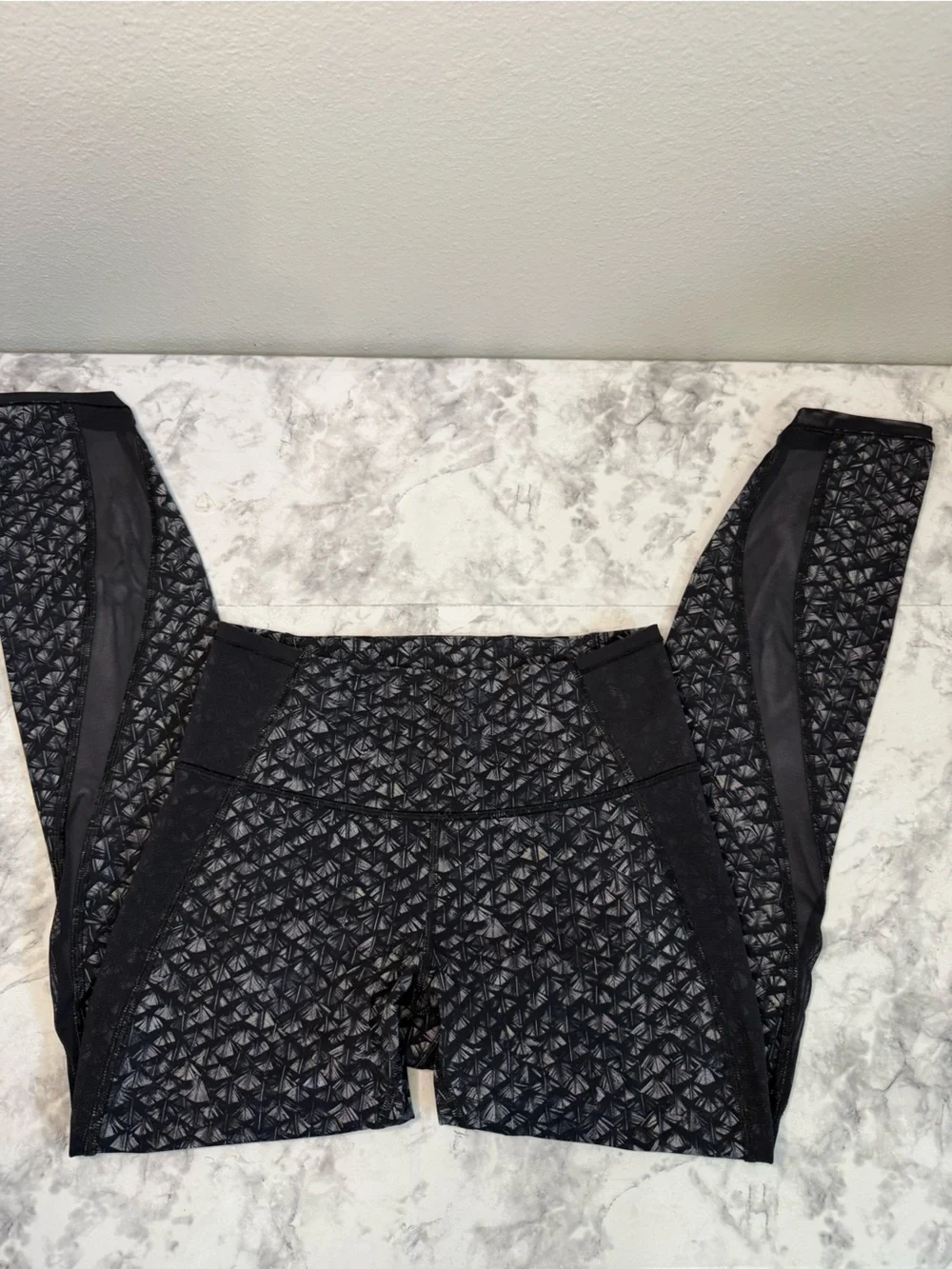 Lululemon women Black Geo Print High-Rise Leggings Size 6